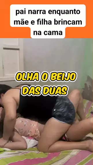 A mae beijando a filha na boca