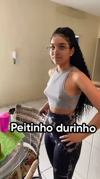 Novinha pagando peitinho na live