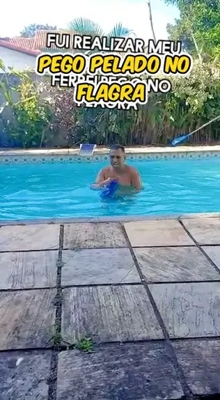 Flagra peitinho na piscina