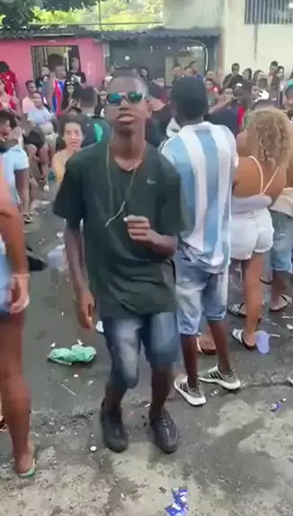 huge & eu dancando funk meme | Dançando na Rua co ...| Kwai