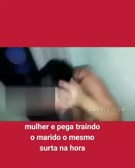 Esposa traindo o marido usando o celular na cama, o marido está pegando  ela.