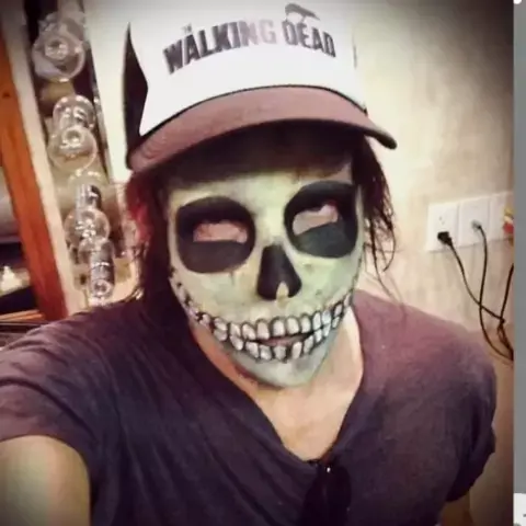 sammy things walks nude & sammy things walking nak| Kwai